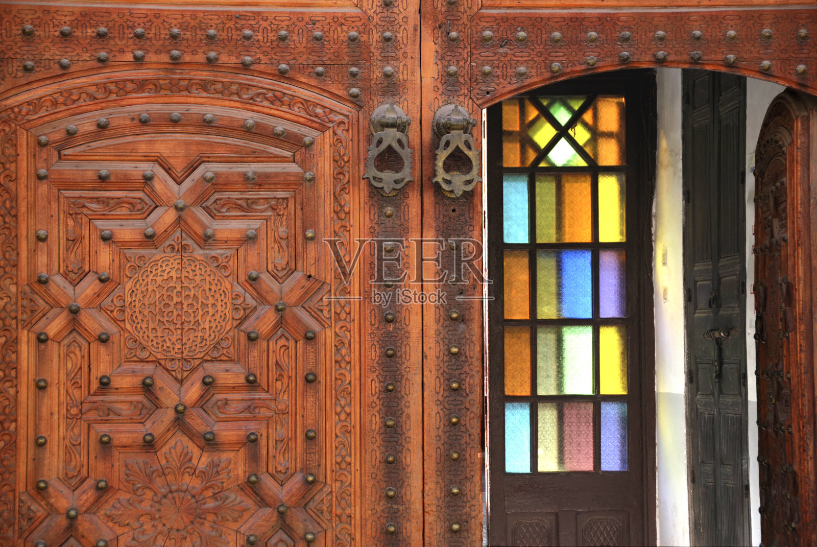 门上装饰有彩色玻璃照片摄影图片