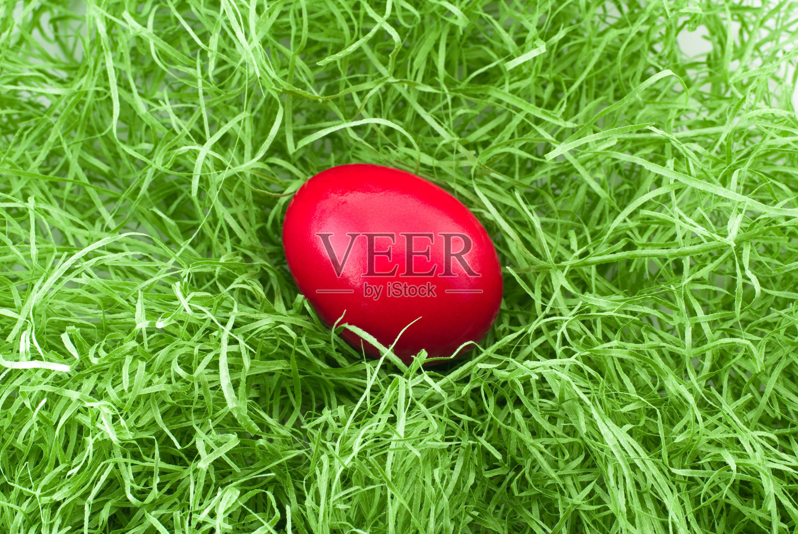 绿草里的红鸡蛋照片摄影图片
