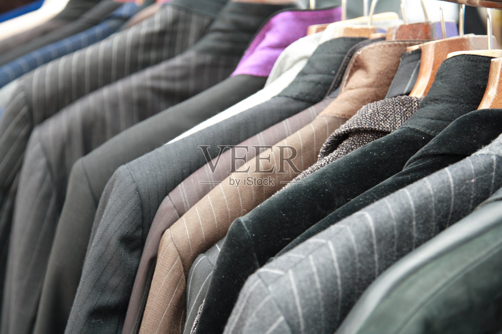 外套衣架上照片摄影图片