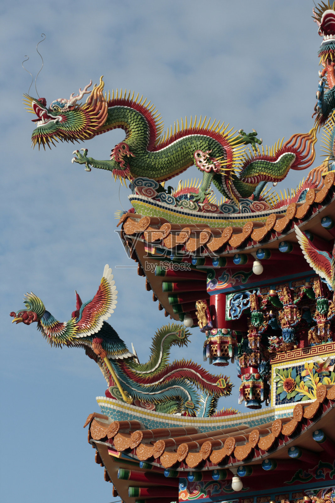 龙凤图案安装在屋顶上照片摄影图片