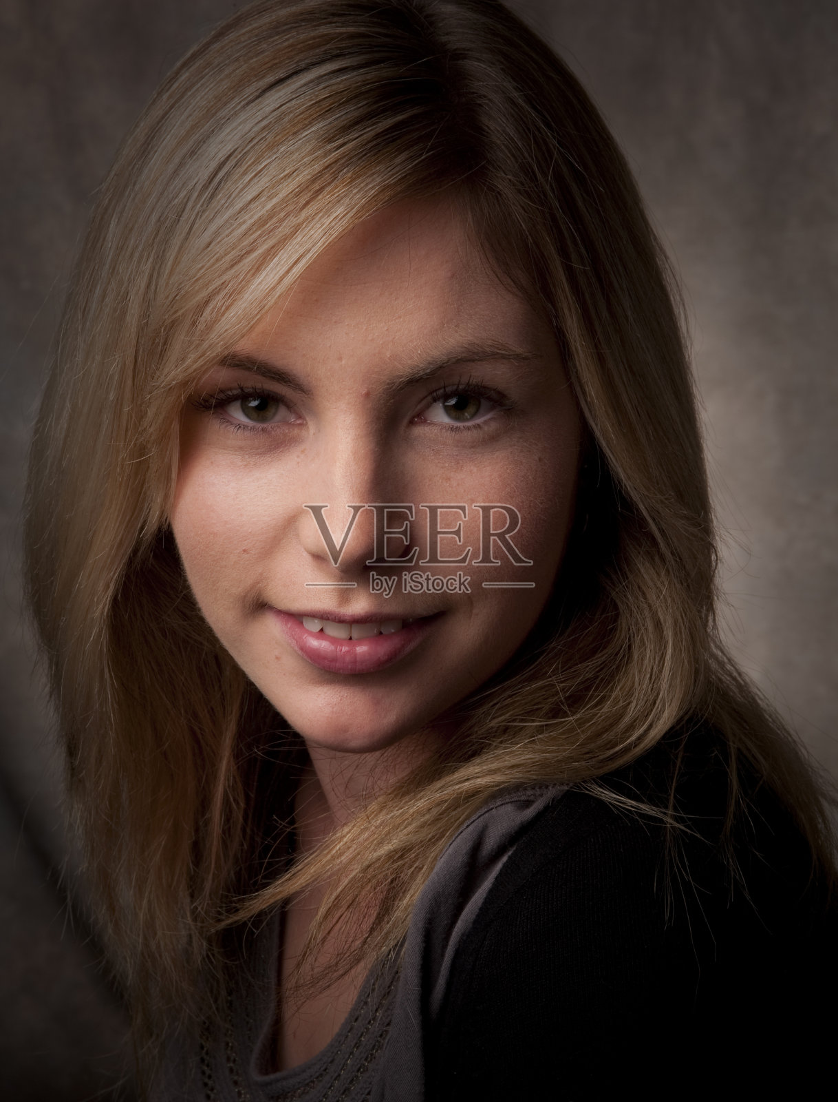 美丽的金发少女的肖像照片摄影图片