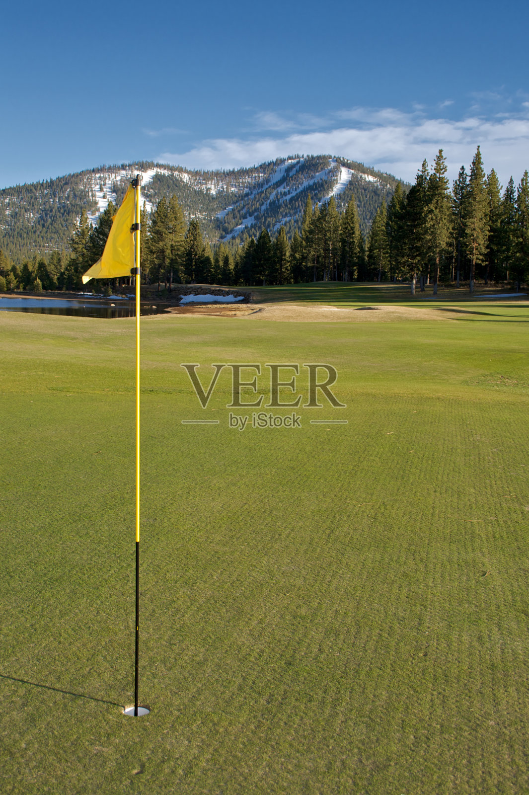 滑雪后第一个发球照片摄影图片