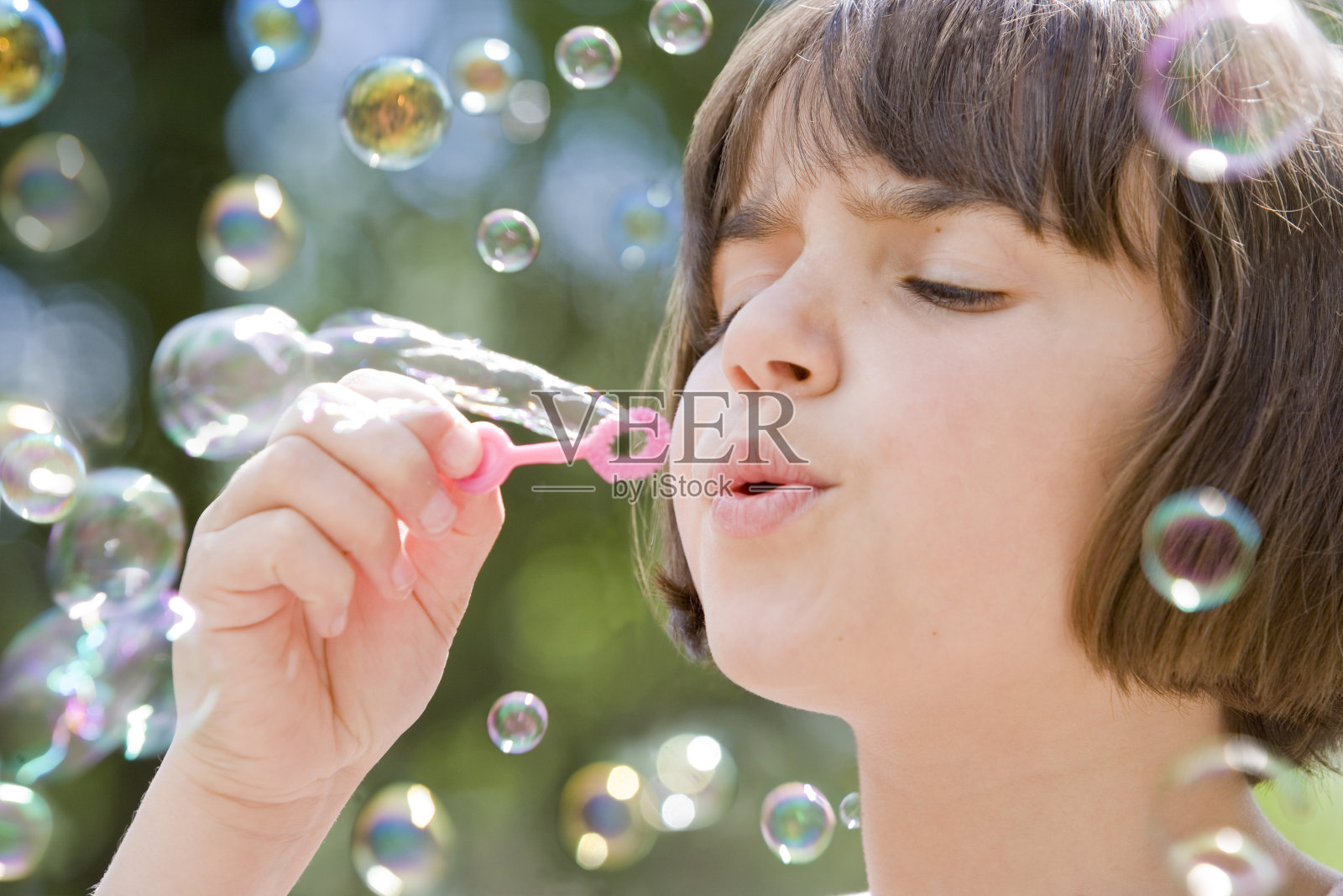 年轻女孩吹着泡泡照片摄影图片