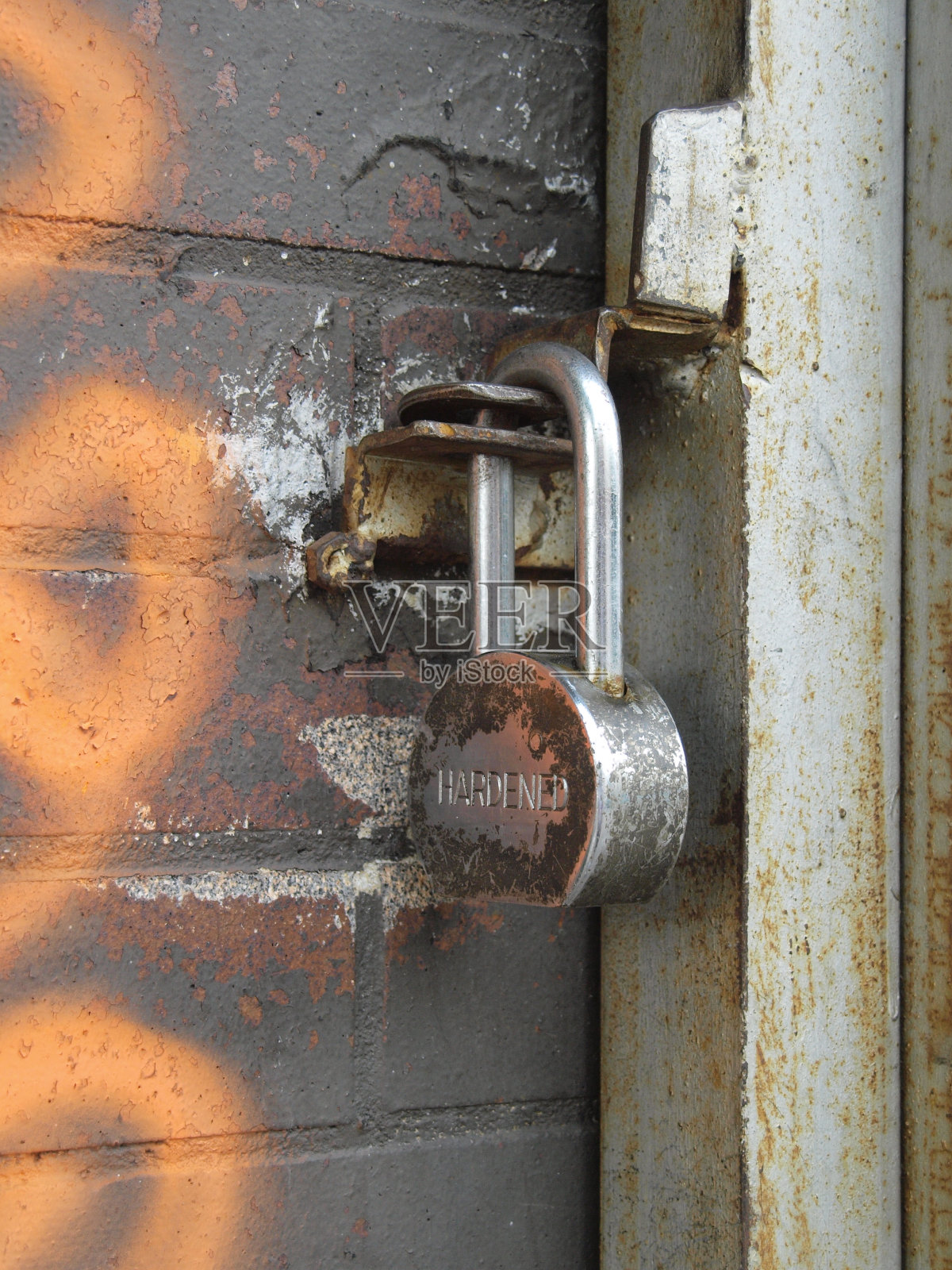 穿挂锁照片摄影图片