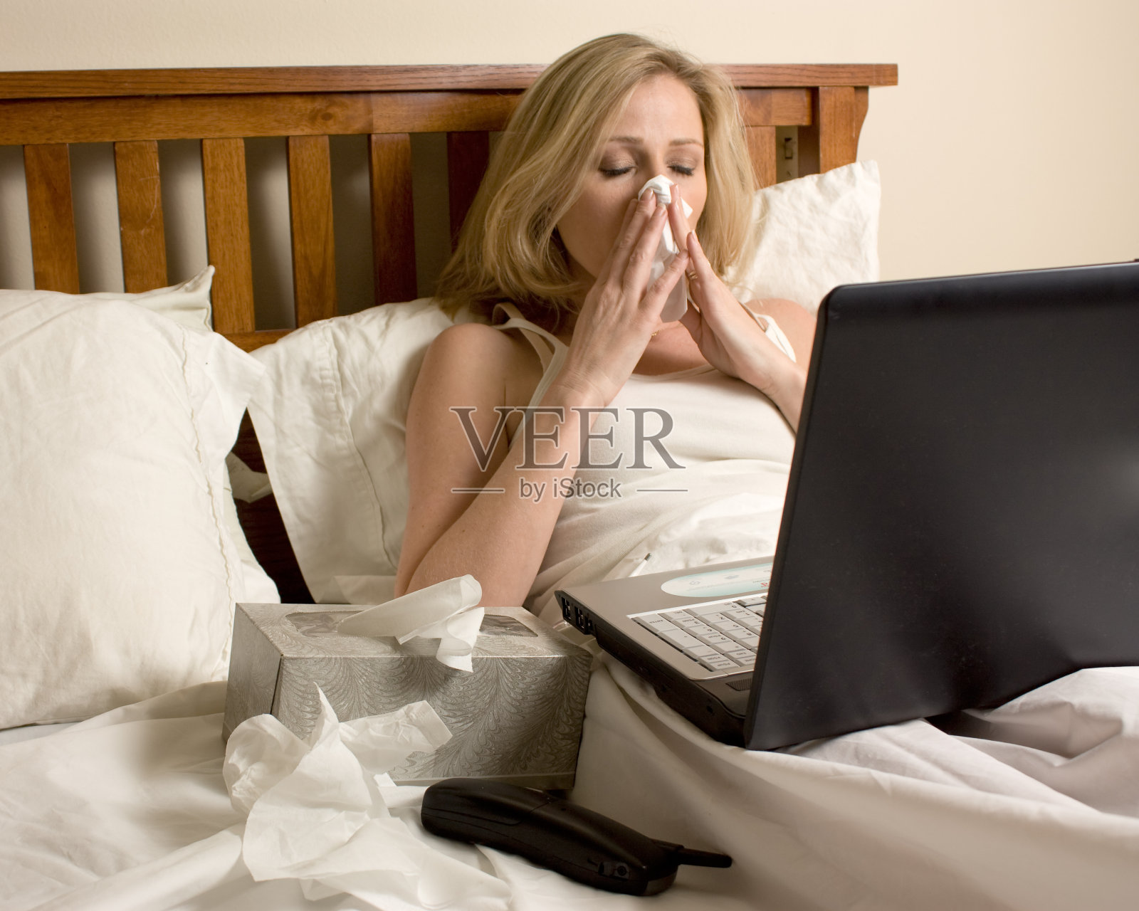 妇女在卧病期间工作照片摄影图片