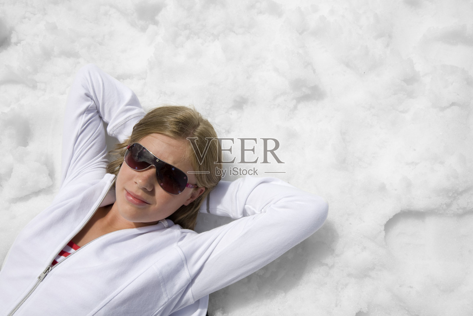 女孩躺在雪地里照片摄影图片