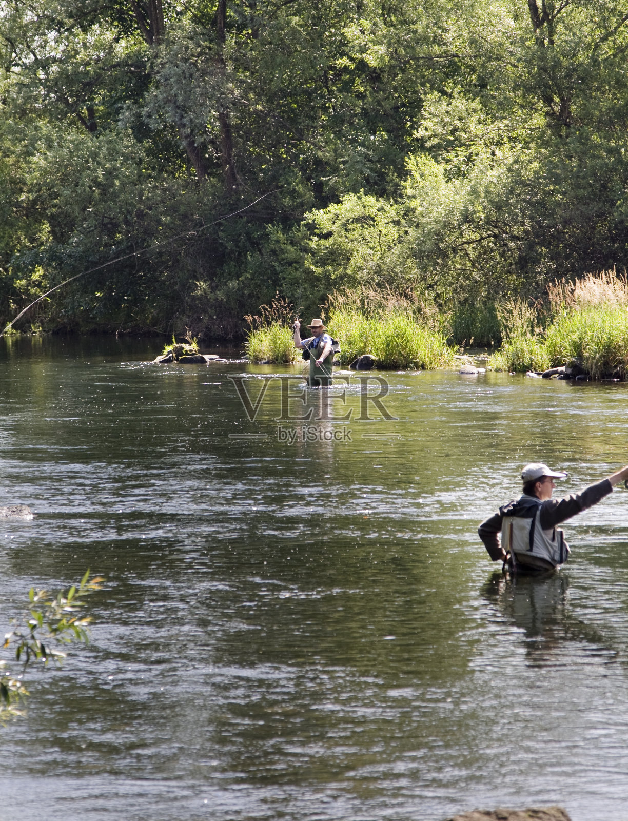 在白浪中垂钓照片摄影图片