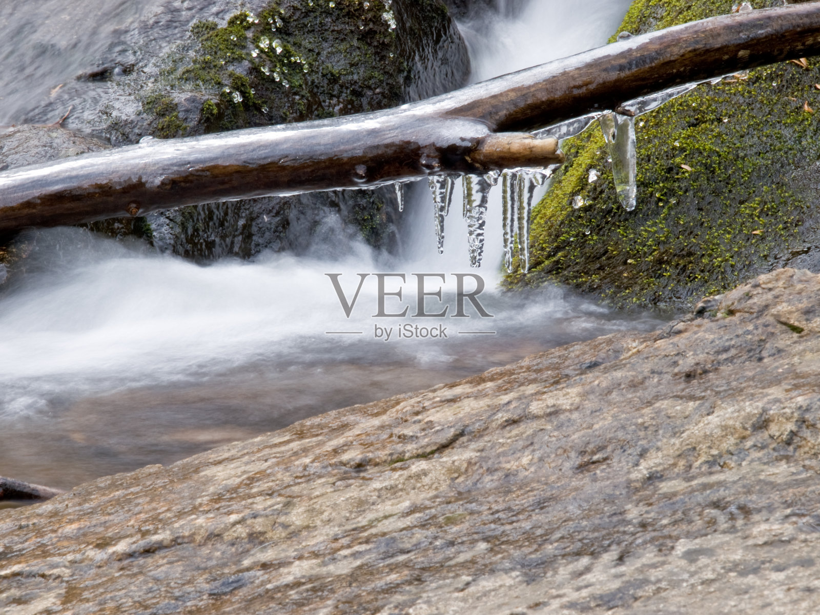 冰冷的溪水照片摄影图片