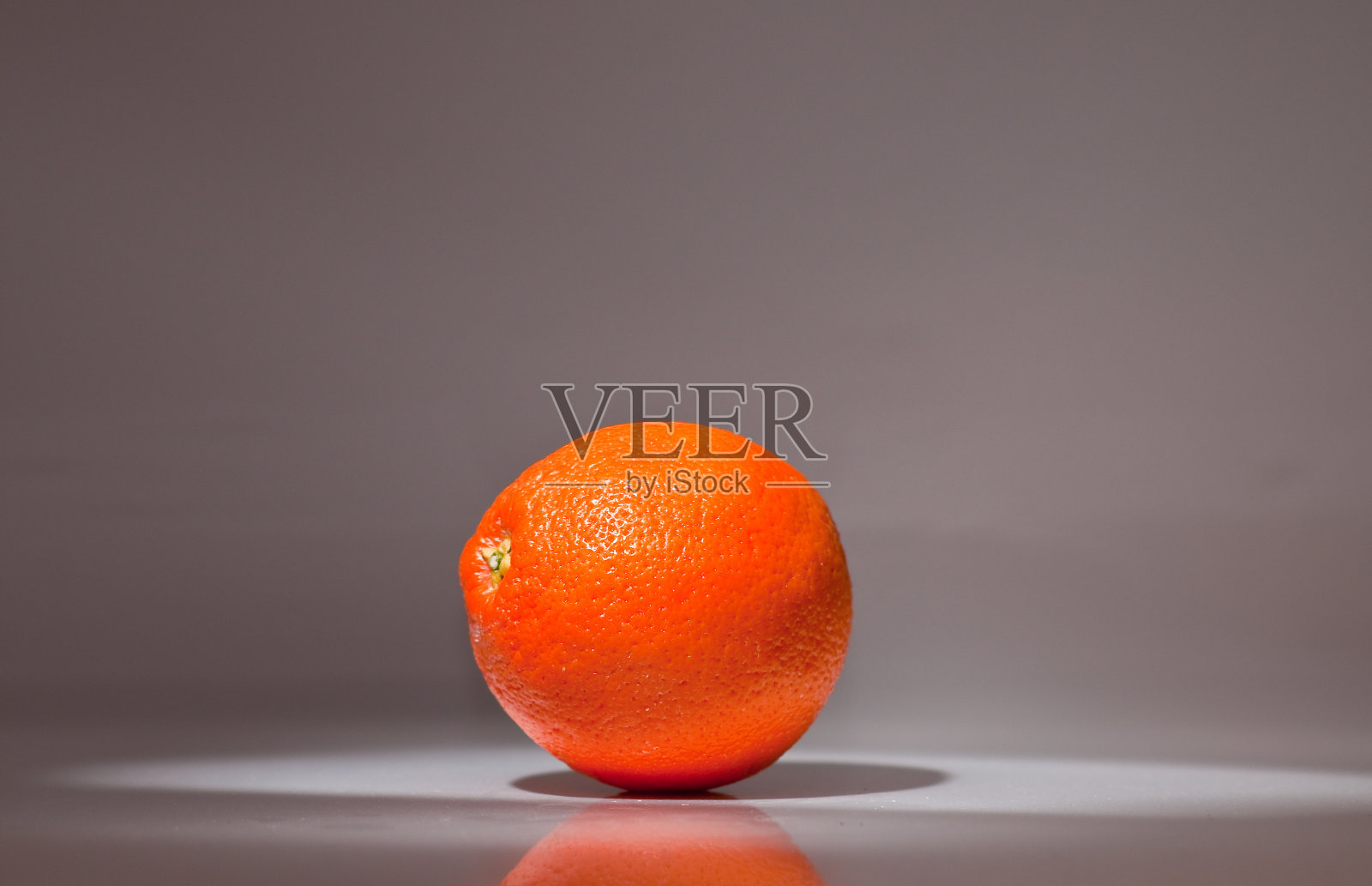 灯箱里的橙色照片摄影图片