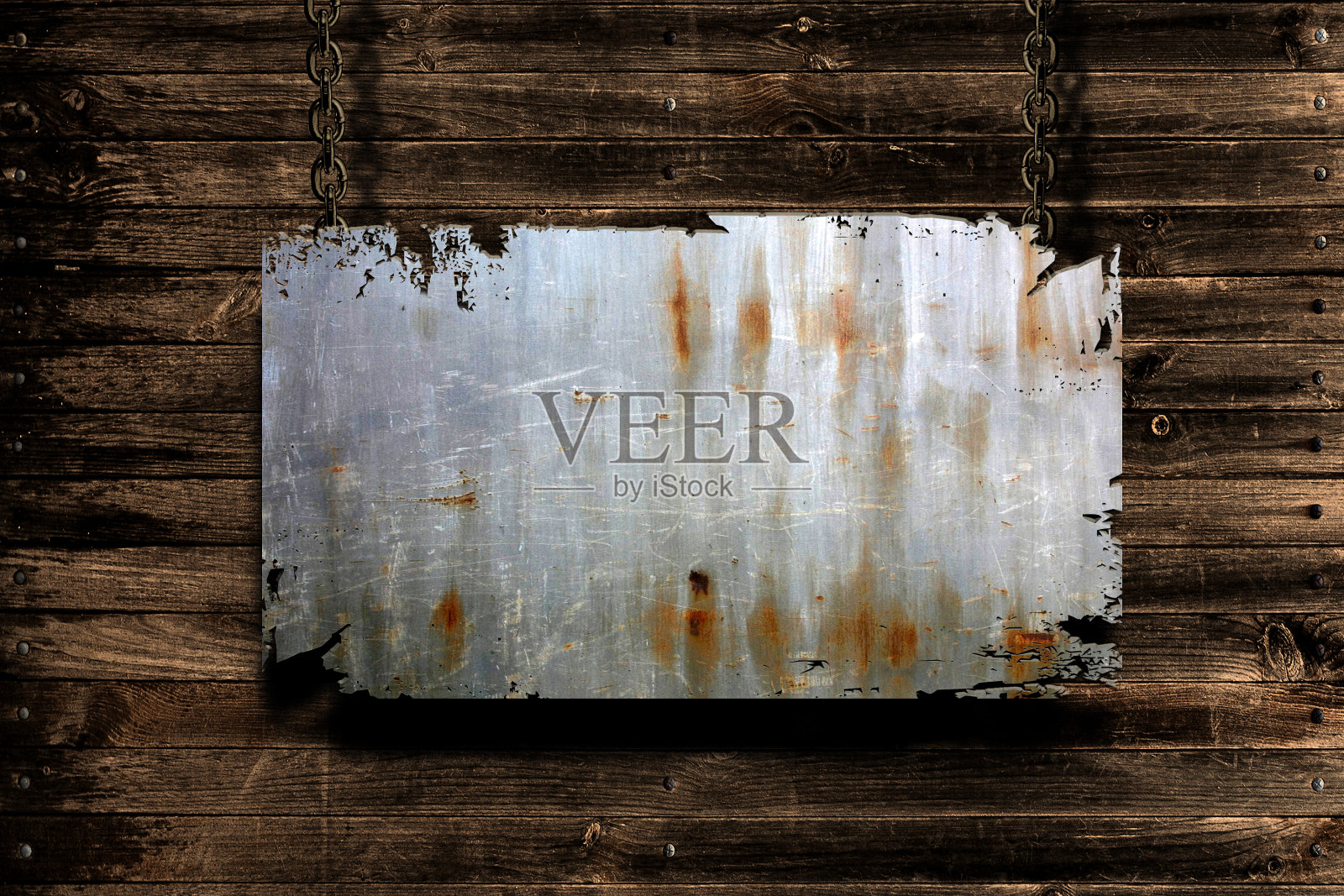 肮脏的背景上挂着铁链的金属横幅照片摄影图片