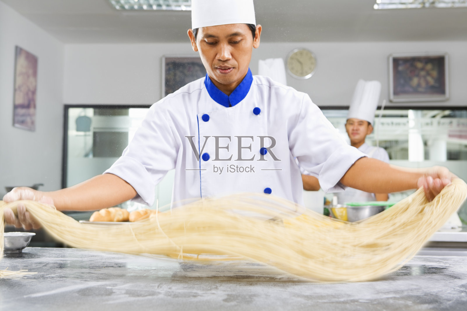 厨师制作面条照片摄影图片