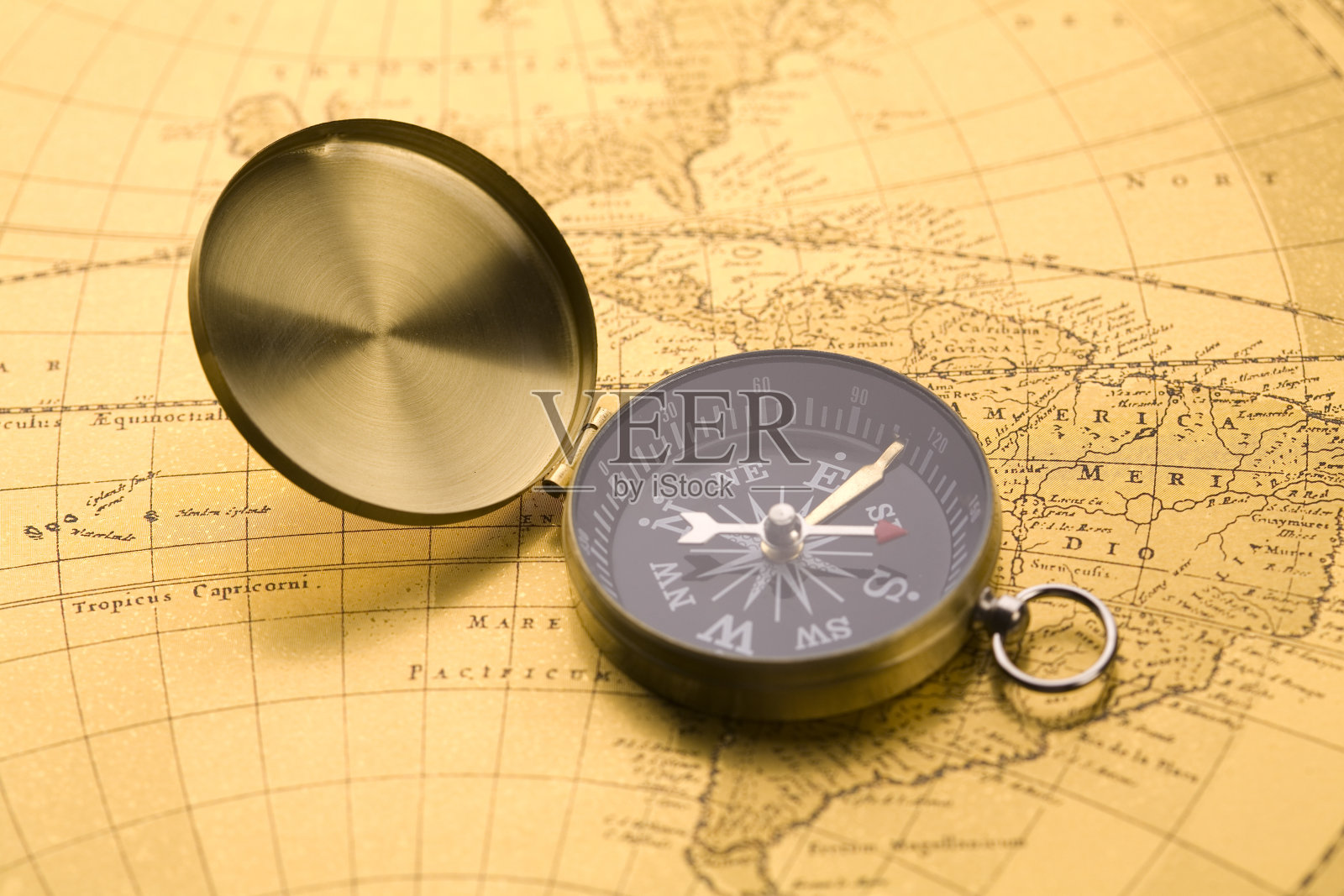 旧地图上漂亮的金色指南针照片摄影图片