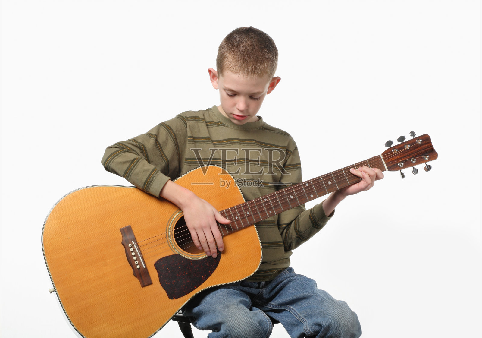 吉他玩的男孩照片摄影图片