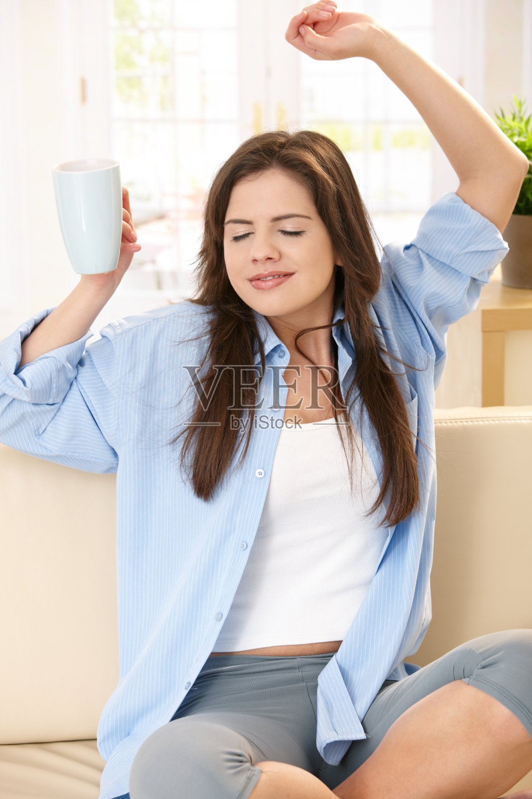 躺在沙发上的女孩照片摄影图片