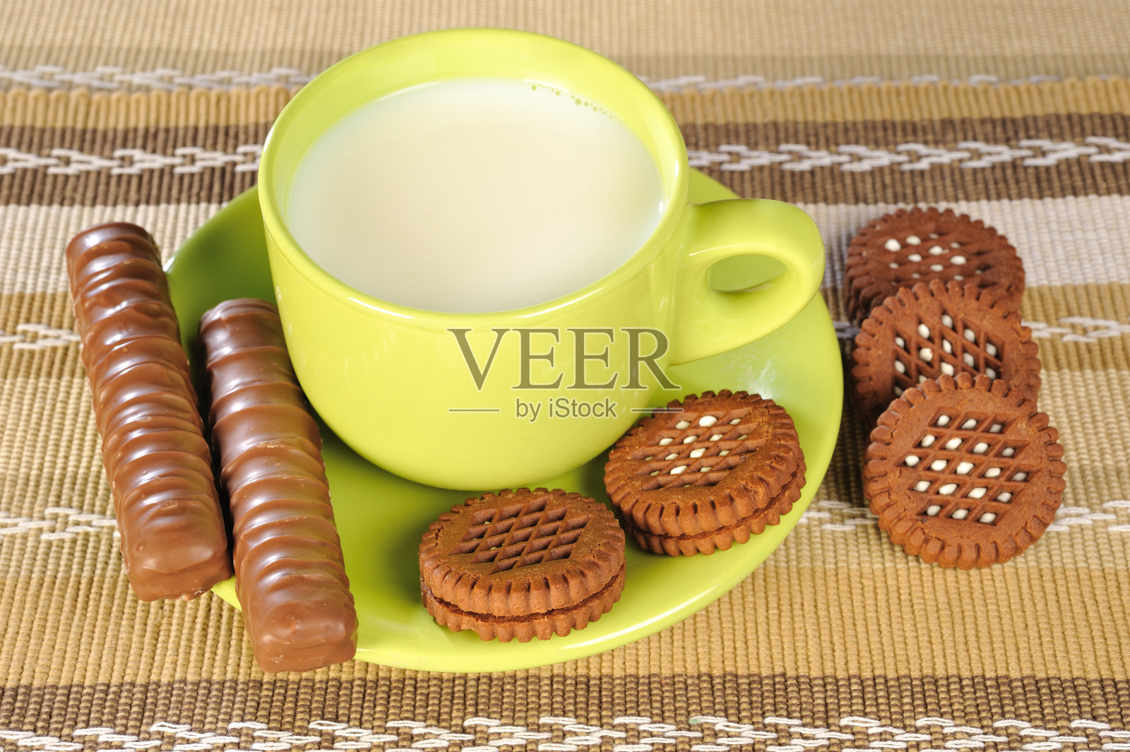 牛奶和饼干照片摄影图片