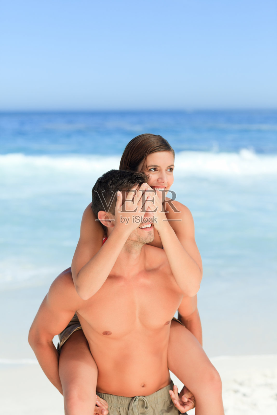 背着妻子的男人照片摄影图片