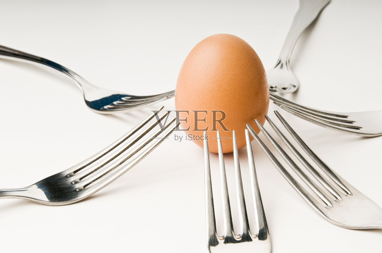 被叉子包围的鸡蛋照片摄影图片