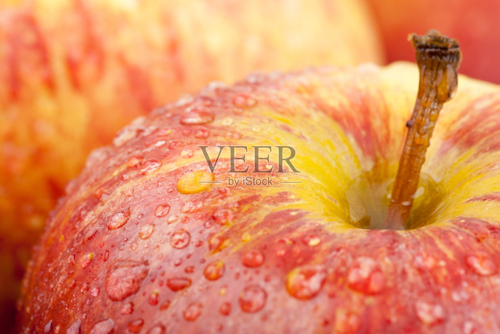 Gala apple上的水滴照片摄影图片