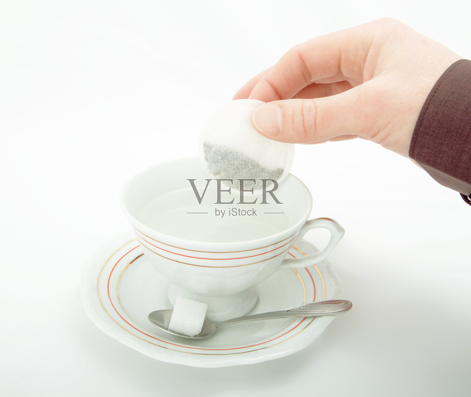 一杯热水沏茶。照片摄影图片