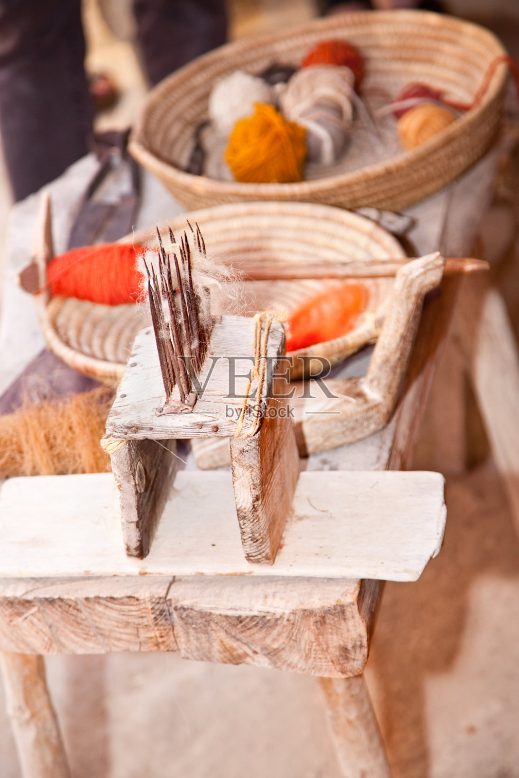 用于制作环保服装的复古工具和天然羊毛照片摄影图片