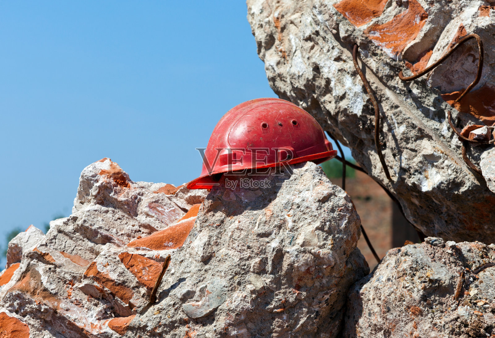 废墟上的旧建筑头盔照片摄影图片