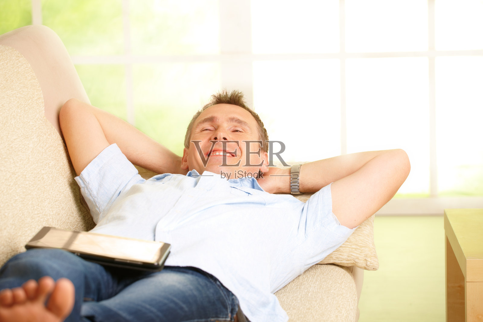 男人使用平板电脑照片摄影图片