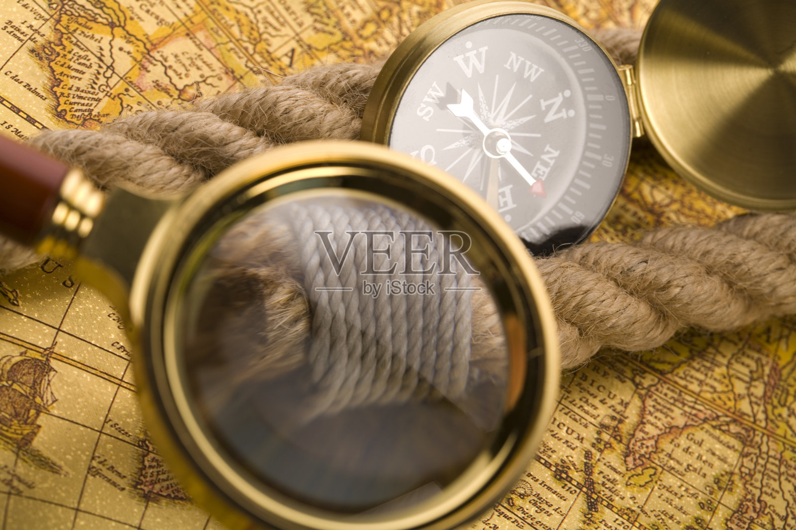 放大镜和指南针照片摄影图片