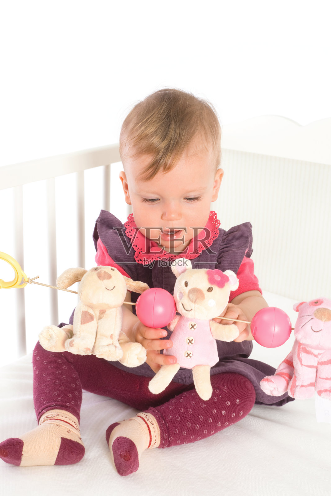 小女孩在床上玩照片摄影图片