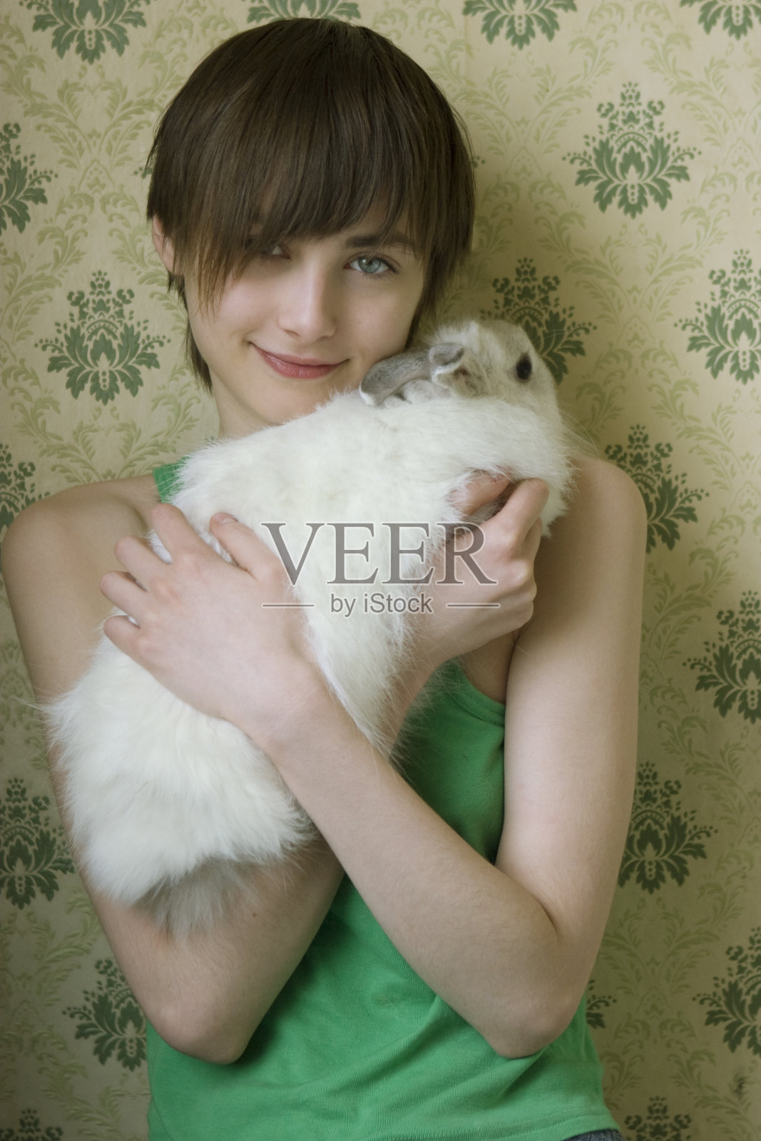 年轻女子和兔子的肖像照片摄影图片