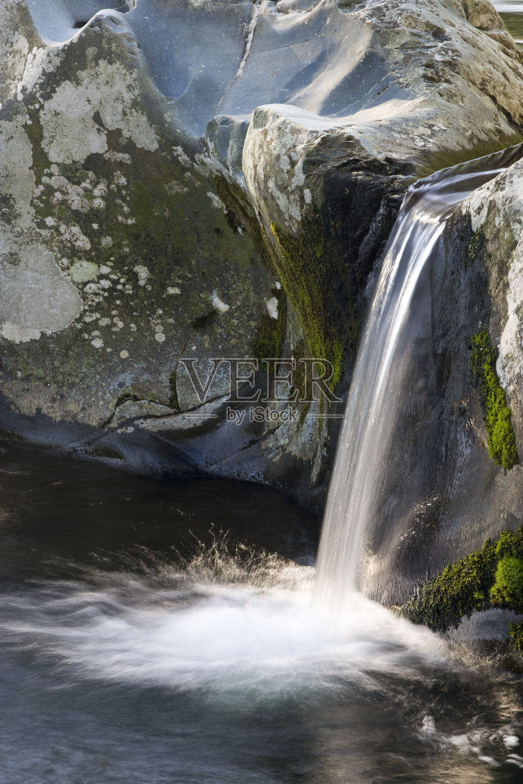 小鸽子河的瀑布。照片摄影图片