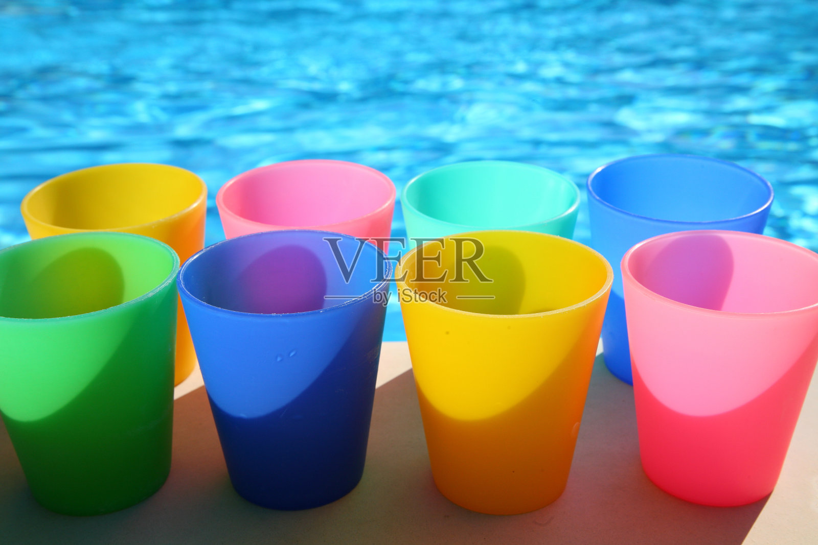 泳池边的饮料照片摄影图片