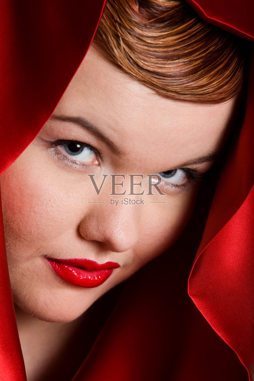 近距离的肖像女人在红色头巾照片摄影图片