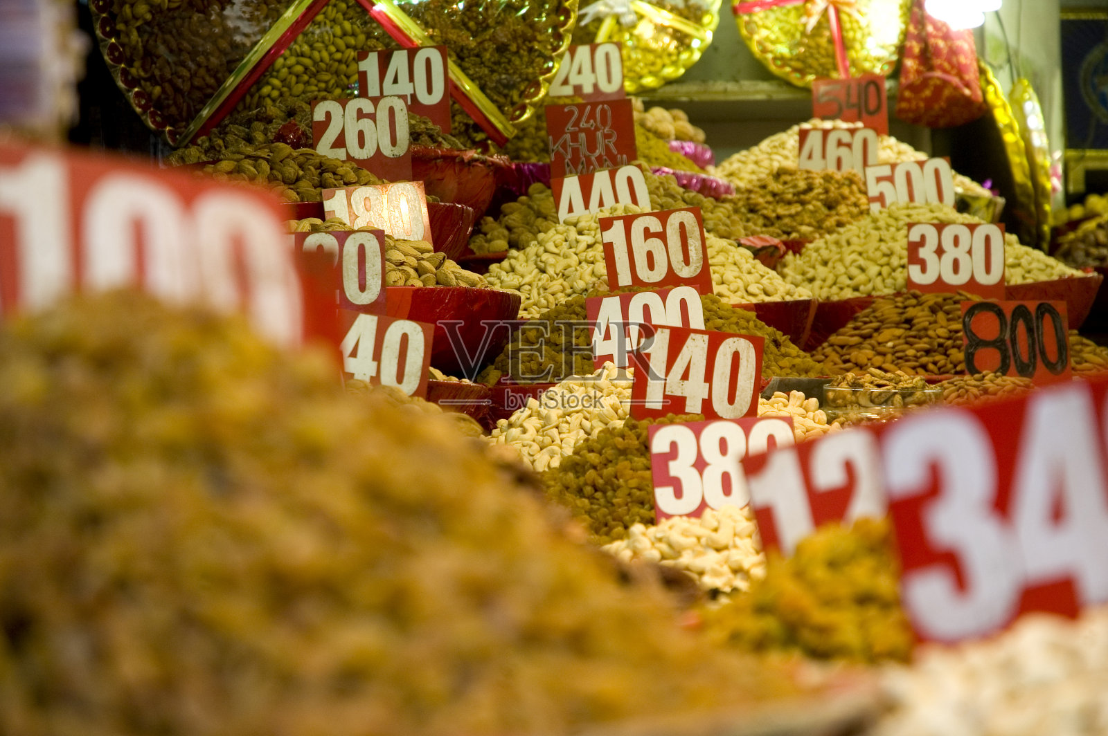 市场里的香料和坚果照片摄影图片