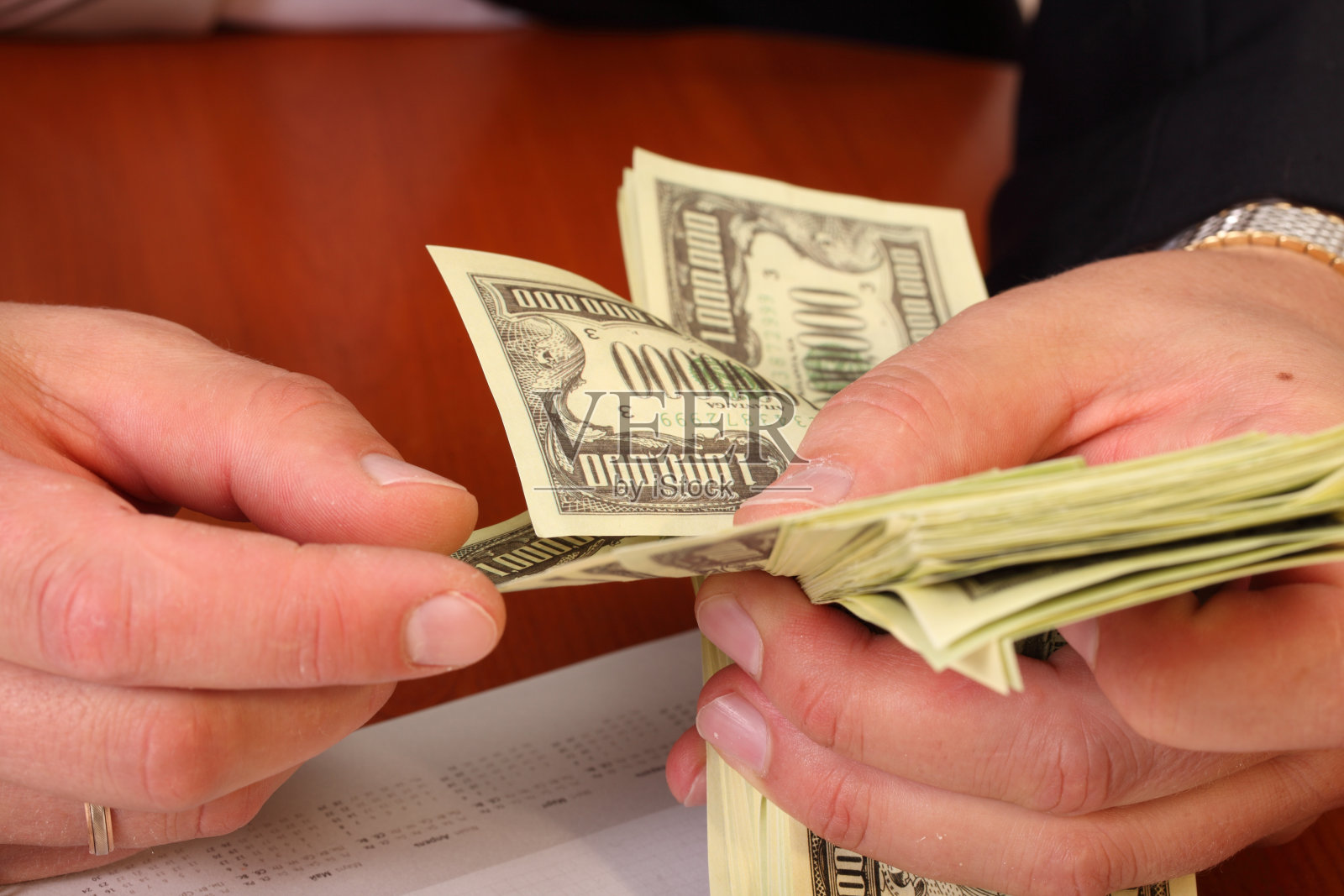 男人的手，数着钱照片摄影图片