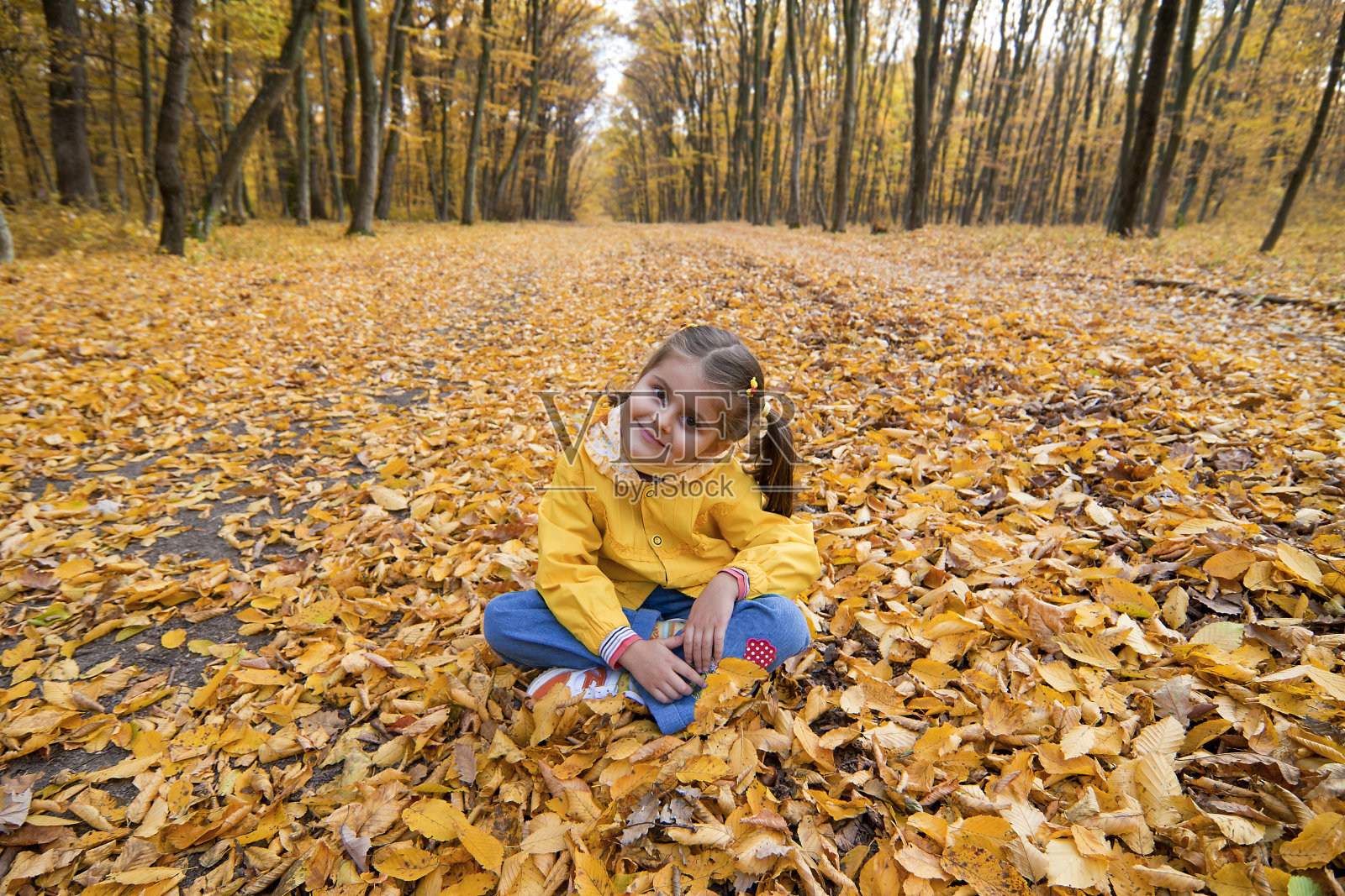 女孩与秋叶照片摄影图片