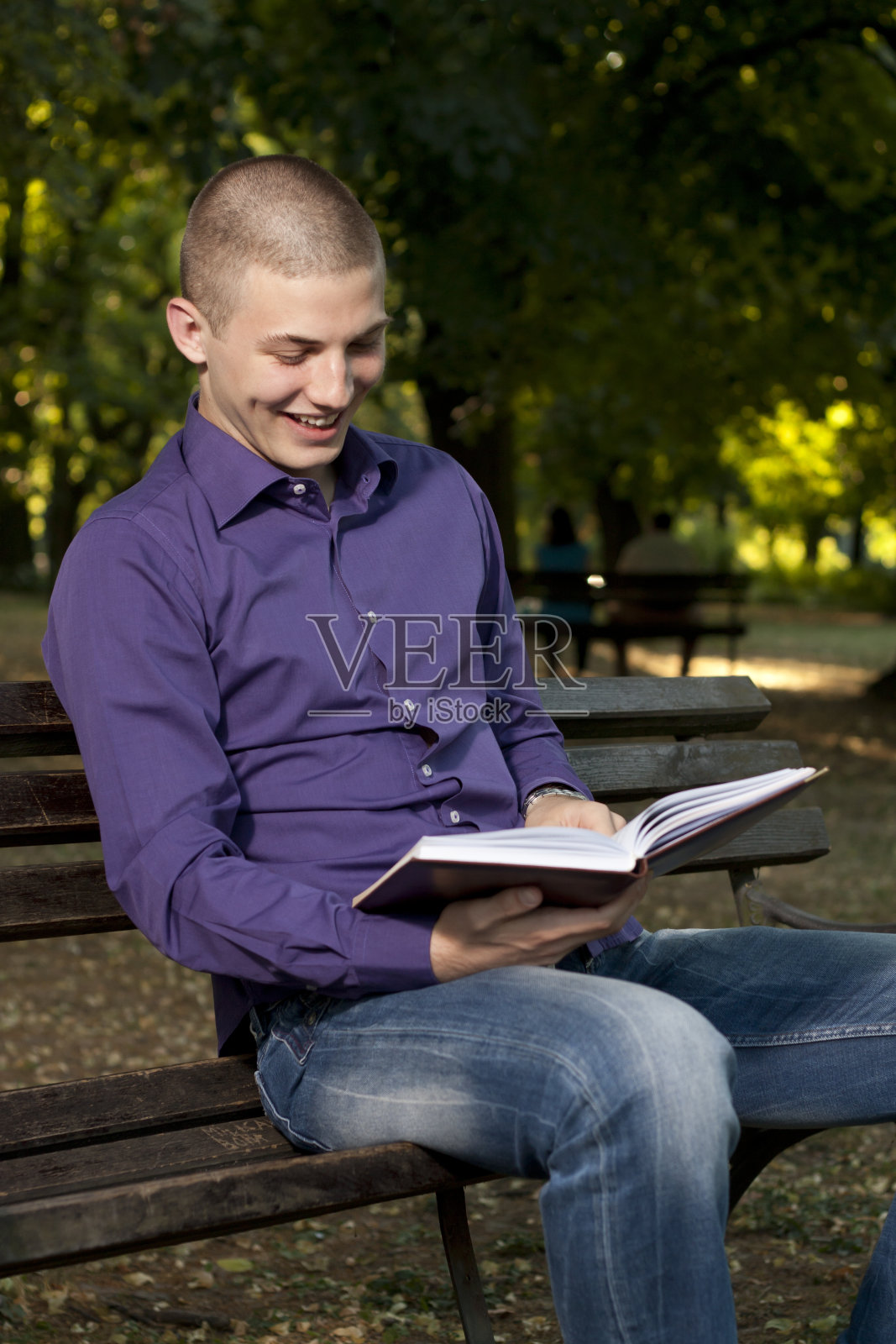 读一本书照片摄影图片