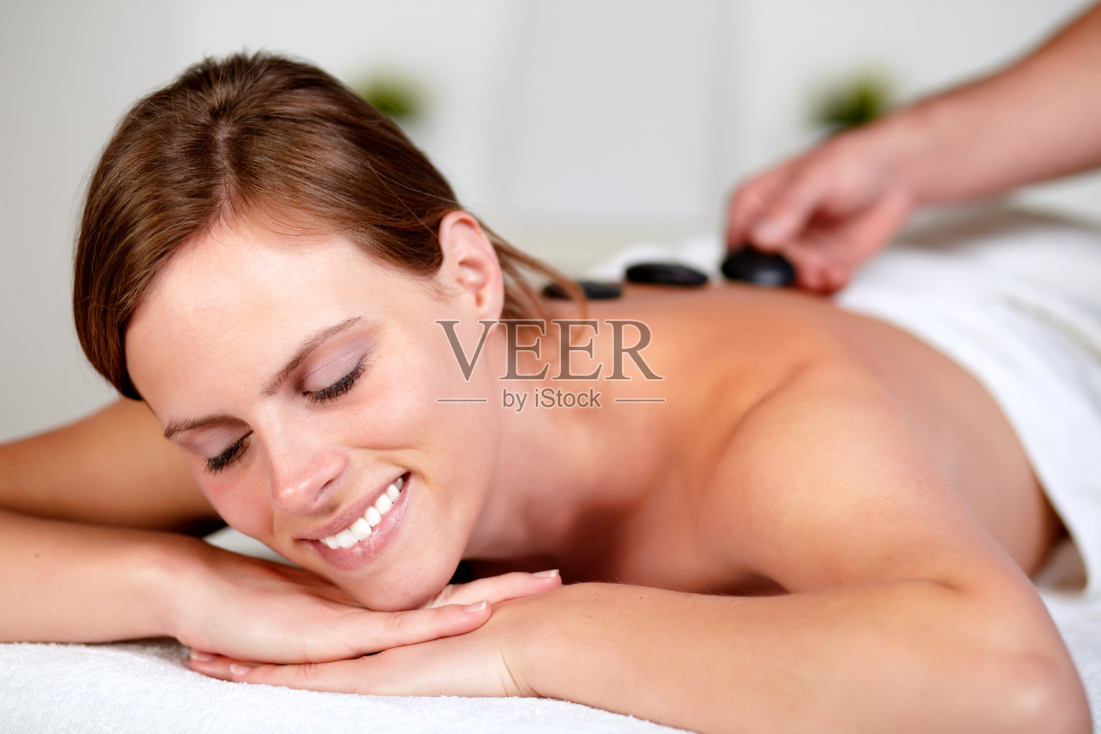 美丽的金发女人在温泉微笑照片摄影图片