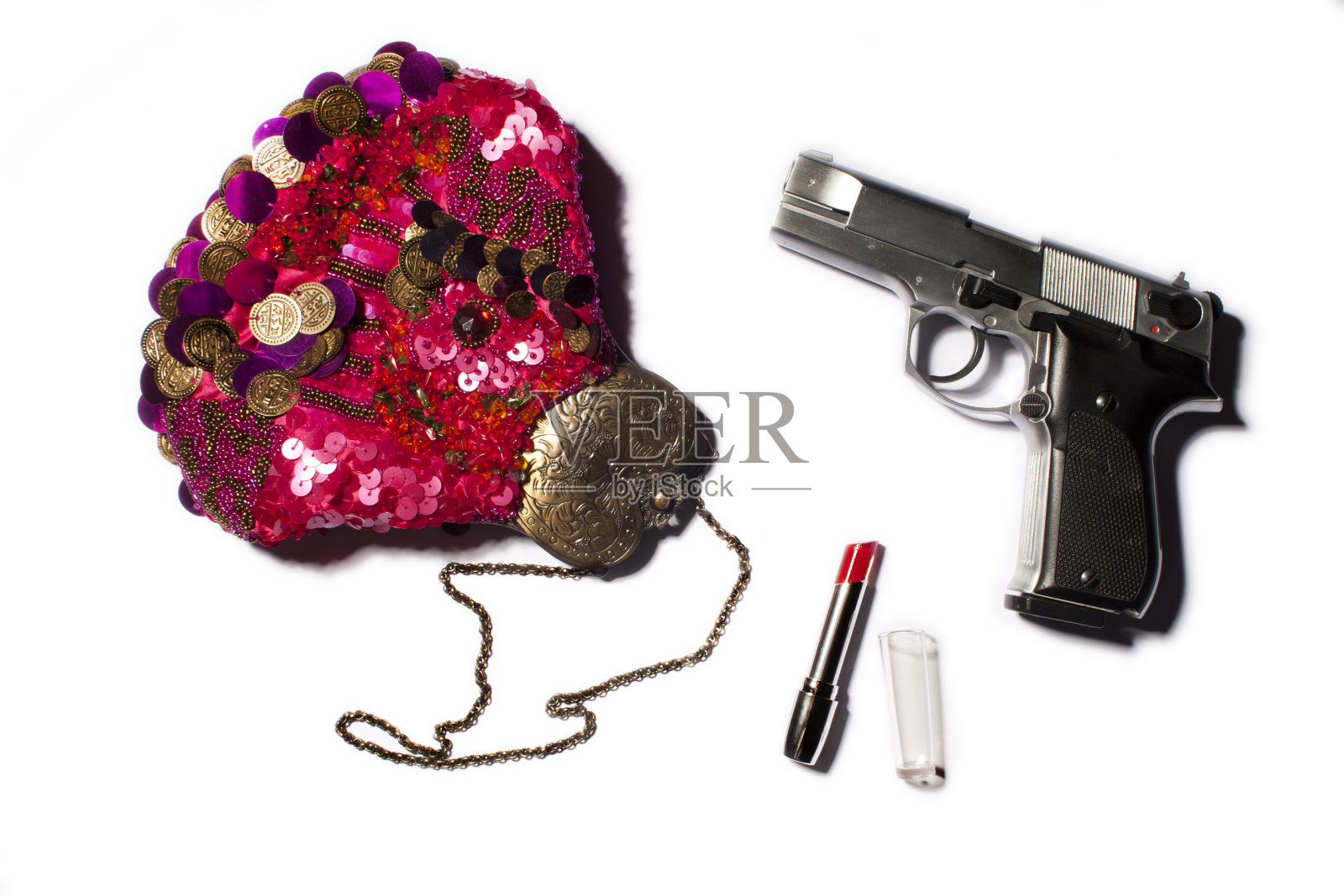 手枪在女人的包里照片摄影图片