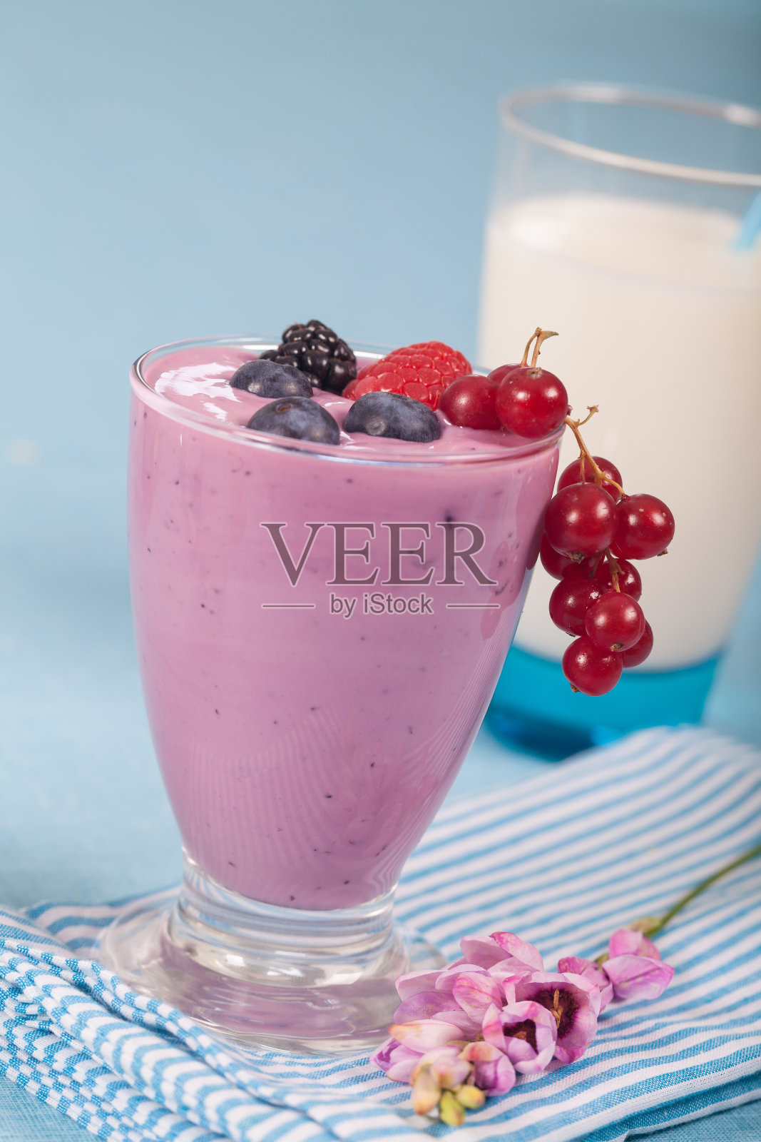 酸奶和草莓照片摄影图片