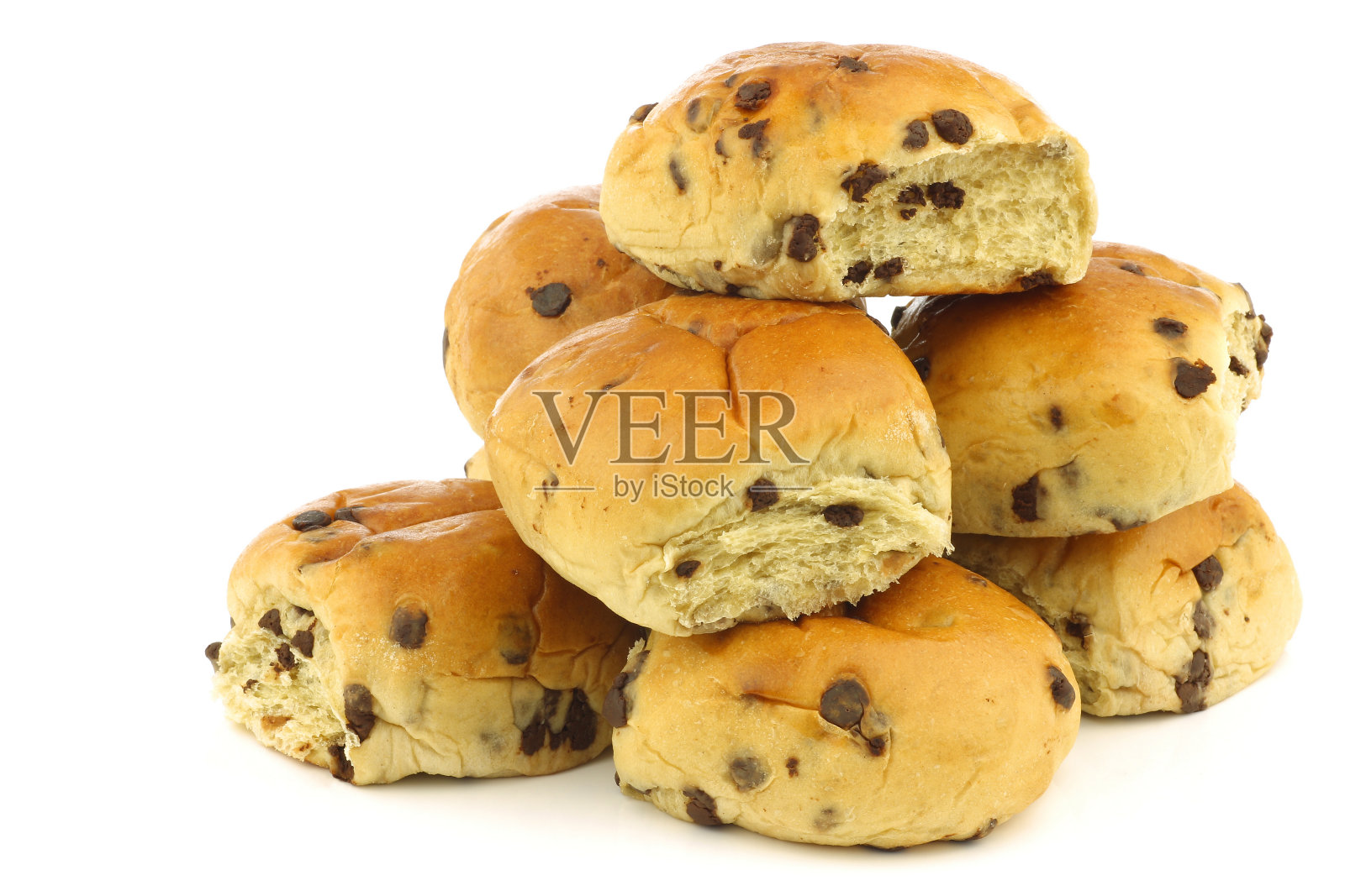 堆叠着新鲜烘焙的传统荷兰面包和巧克力片照片摄影图片