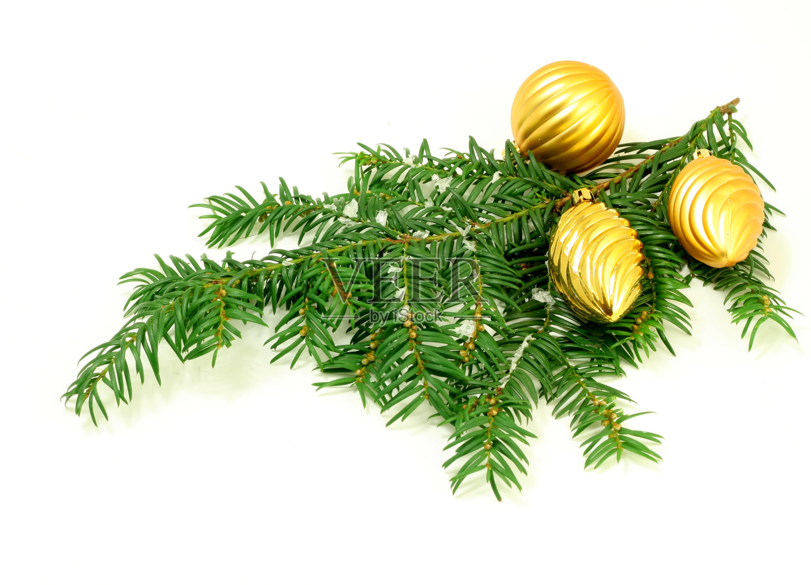 白色背景上的黄色球和圣诞树的树枝照片摄影图片