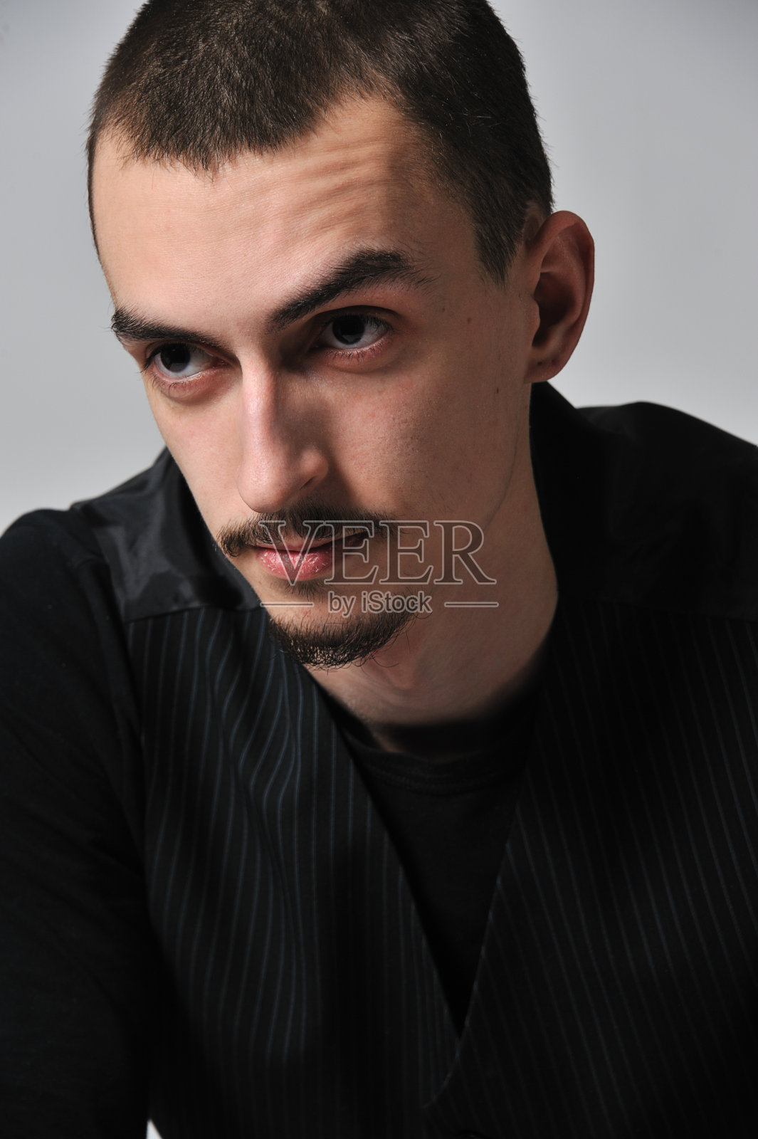 年轻人的肖像照片摄影图片