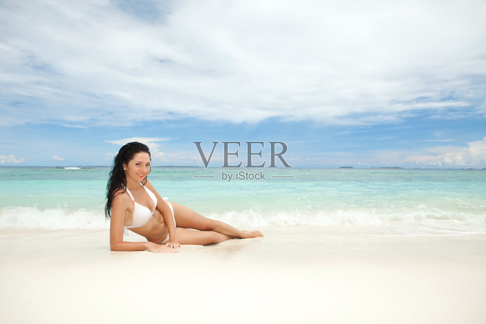 快乐的年轻女子在海滩上休息照片摄影图片