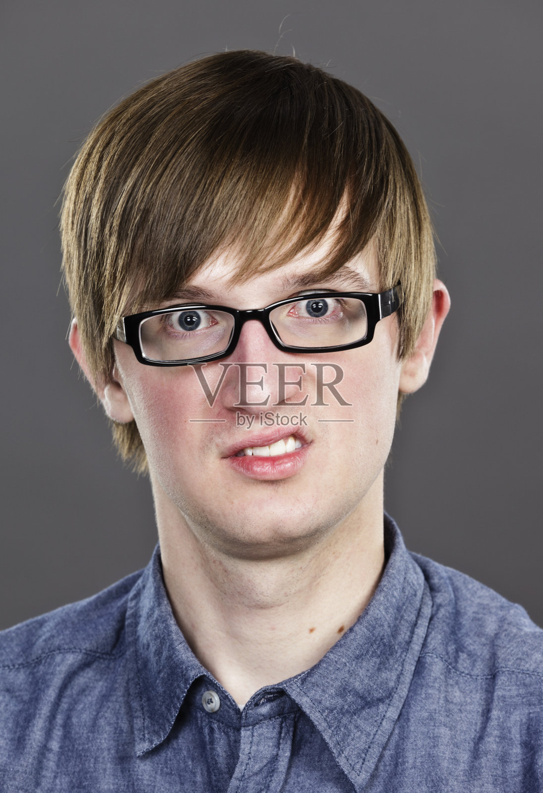 一个年轻人的大头照照片摄影图片