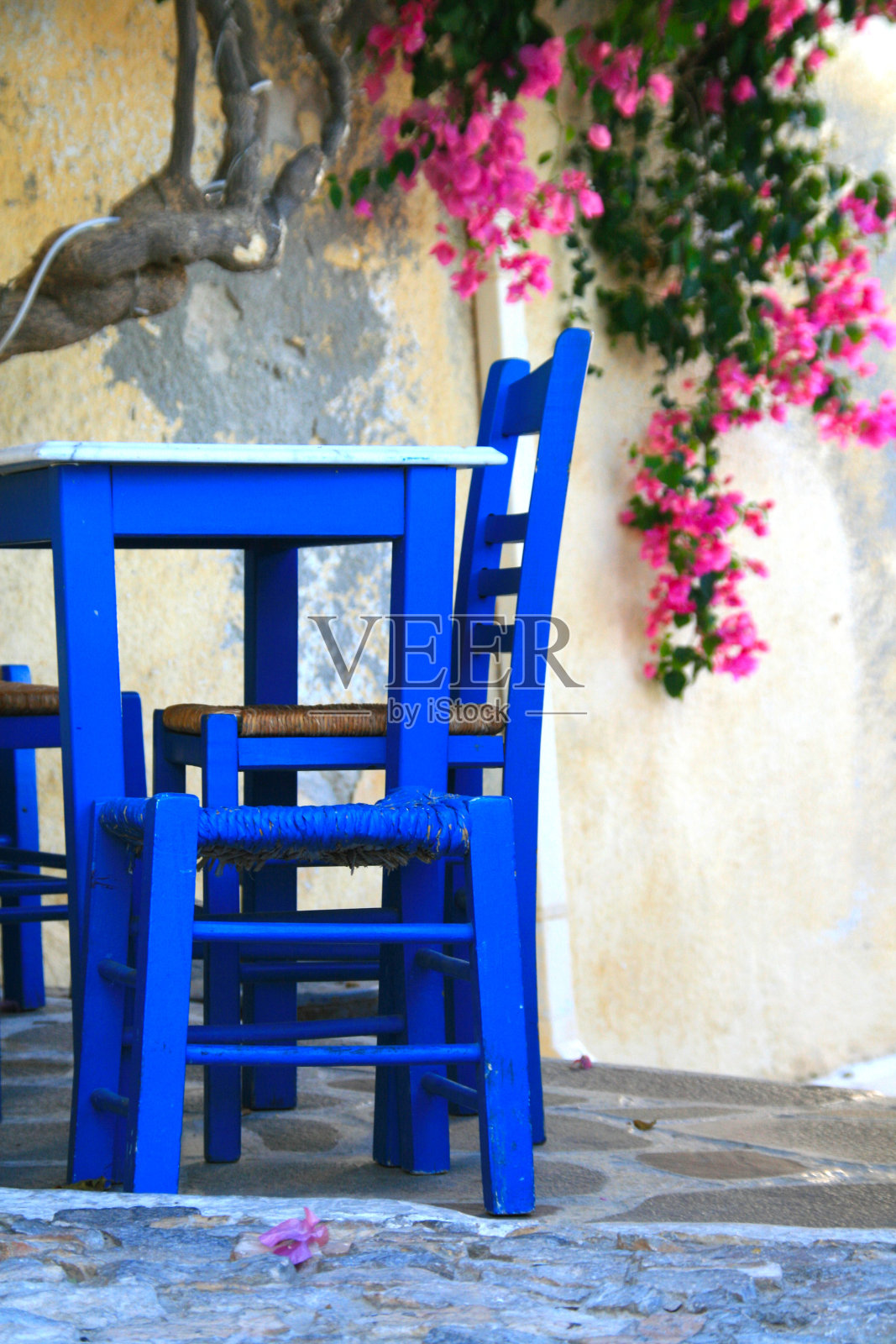 有蓝色桌椅的希腊酒馆照片摄影图片