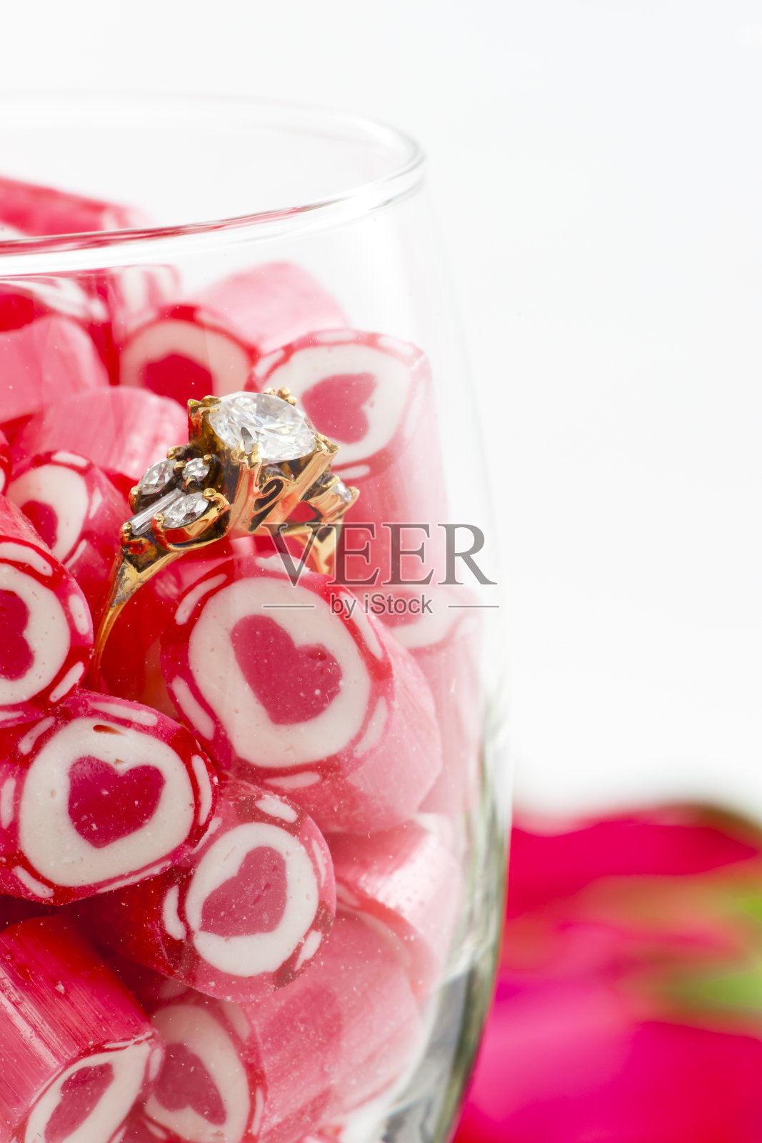 酒杯里装着钻石戒指和糖果照片摄影图片