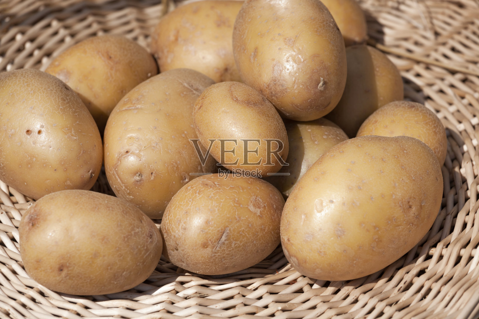 篮子里的土豆照片摄影图片