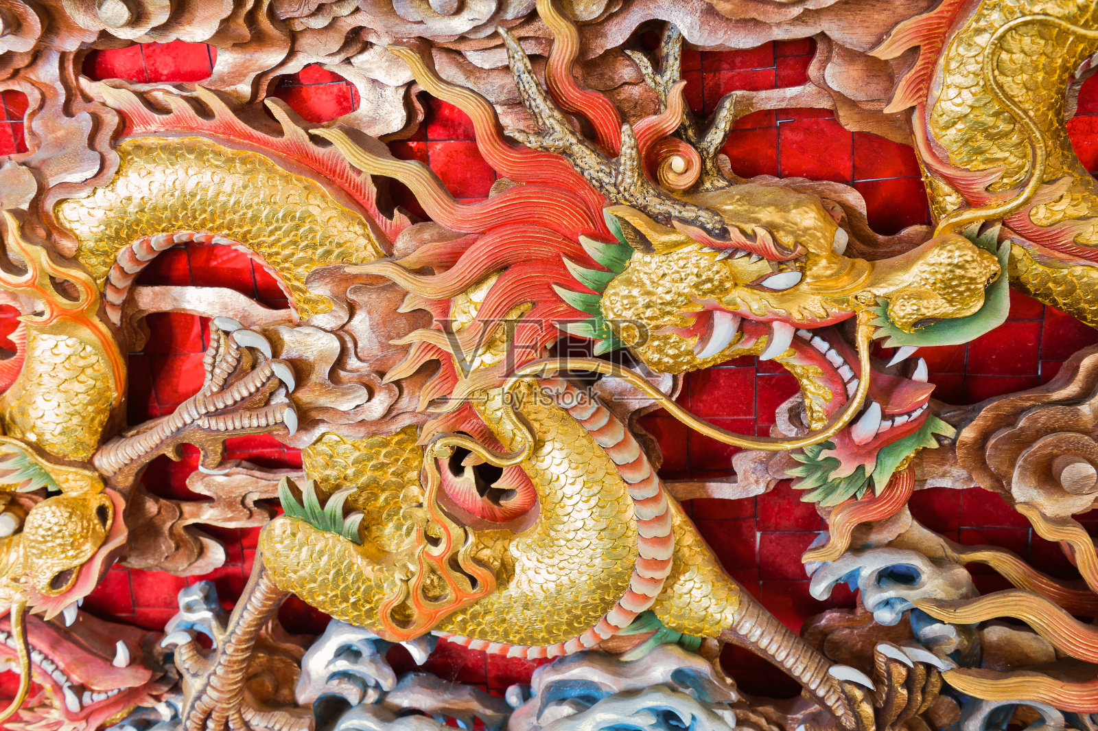 漂亮的龙木雕。照片摄影图片