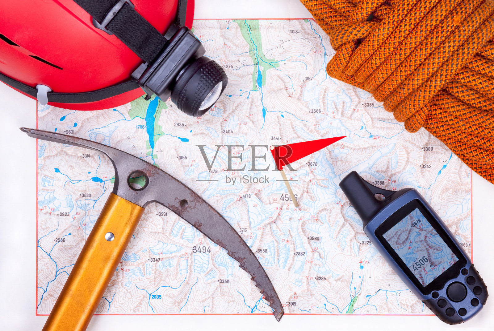 带登山装备的登山地图照片摄影图片