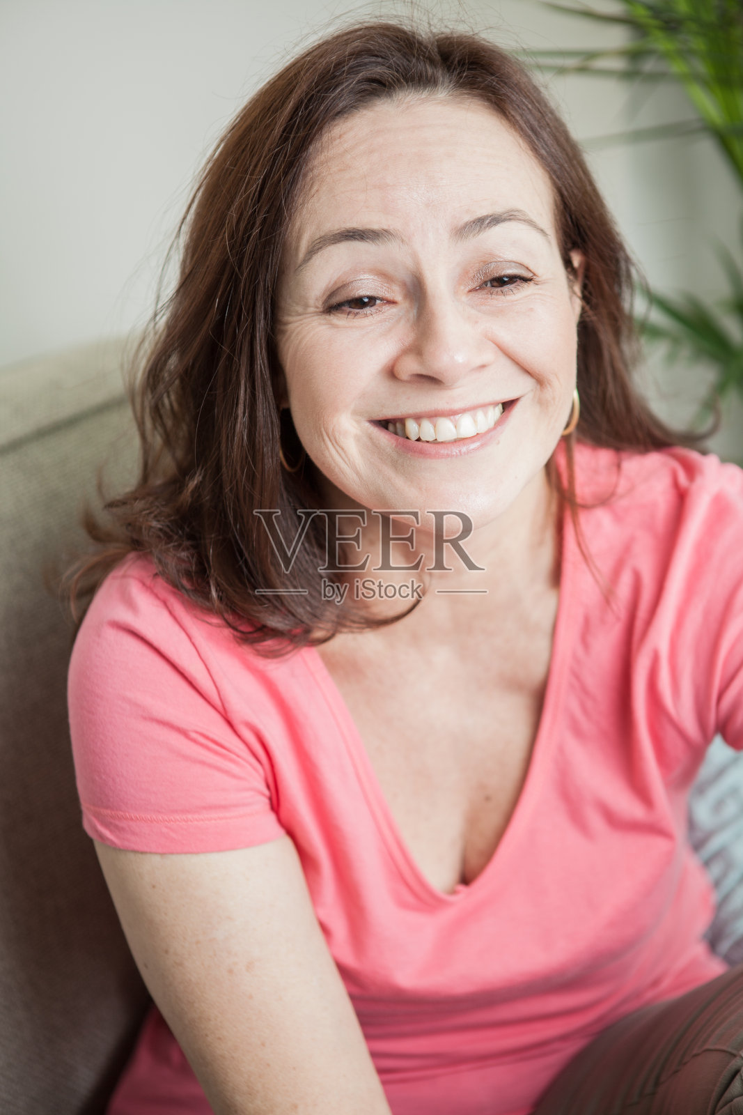 拉丁女人对着镜头微笑照片摄影图片